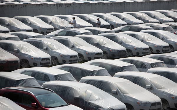 A parking lot for new cars in Changha, Hunan province. Though the Vehicle Inventory Alert Index stood at 52.6 percent in December, higher than the alert level of 50 percent, it is the industry's best performance in four months. (Photo/China Daily)