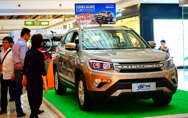 Shoppers inspect a SUV at a mall in Yichang, Hubei province. SUVs are expected to see the fastest growth in 2016 among all segments in the Chinese auto market, experts said. (Photo/China Daily)