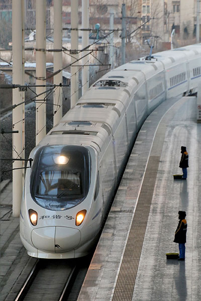 A high-speed train arrives in Yantai, Shandong province. China Railway Corp has announced a new railway plan, promising to add 571 new services nationwide. (Photo: Xinhua/Tang Ke)