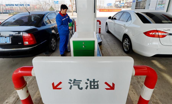 A worker fills a car at a gas station in Cheng'an County, north China's Hebei Province, Jan. 12, 2016. (Photo: Xinhua/Mou Yu)
