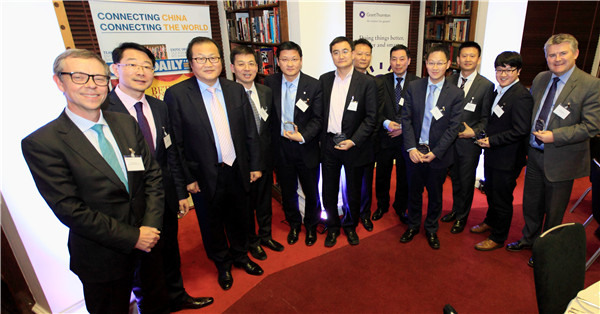 Chinese firm representatives received awards at Tou Ying 2015 Top 25 tracker dinner in London, presented by Jin Xu, minister counselor of the economic and commercial office of China's embassy (third from the left), Jan 14, 2016. (Photo by Jiang Shan/China Daily)