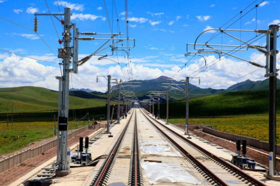 An area of track on the Lanzhou-Xinjiang railway line. (Photo by Ni Shubin/Asianewsphoto)