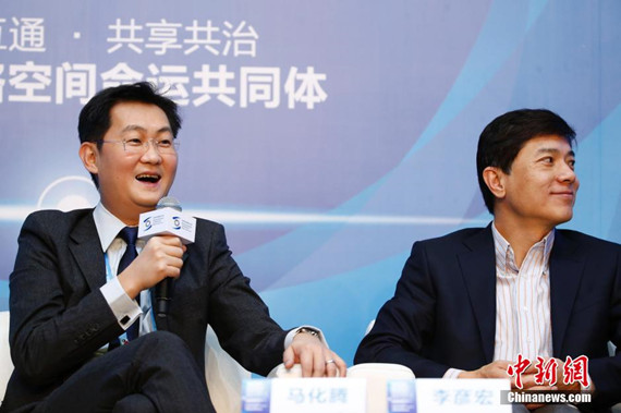 Ma Huateng, or Pony Ma (L) and Li Yanhong, or Robin Li (R) talk to media at the 2nd World Internet Conference held in Wuzhen on December 17, 2015. (Photo/China News Service)