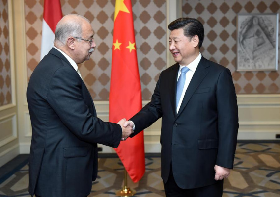 Chinese President Xi Jinping (R) meets with Egyptian Prime Minister Sherif Ismail in Cairo, Egypt, January 20, 2016. Chinese President Xi Jinping arrived in Cairo Wednesday for a state visit to Egypt, the second leg of his three-nation Middle East tour. (Photo: Xinhua/Zhang Duo) 