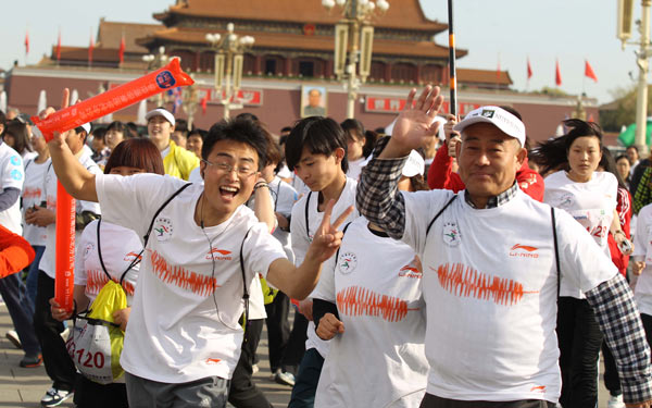 Runners pass Tian'anmen Square in Beijing, where the locals, always in high spirits, participate in various running and jogging activities throughout the year.(Photo/China Daily)