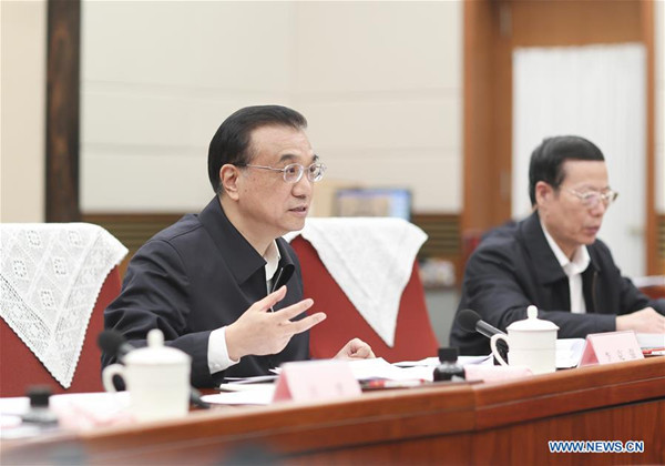 Chinese Premier Li Keqiang (L) presides over a symposium of the State Council to discuss key work for this year in Beijing, capital of China, Jan. 20, 2016. Chinese Vice Premier Zhang Gaoli also attended the symposium. (Xinhua/Ding Lin)