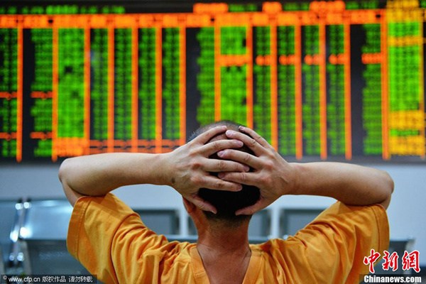 A man checks stock prices at a brokerage in Huaibei, Anhui province. (Photo/China Daily)