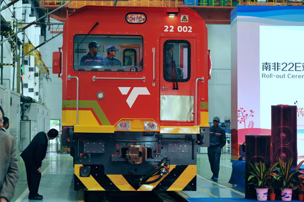 An electric locomotive bound for export to South Africa comes off the production line in Zhuzhou, Hunan province. (Photo/Xinhua)