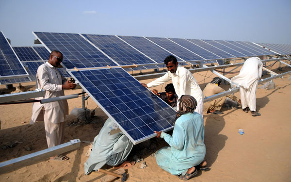 Pakistani workers assemble photovoltaic cells at the Abubakar Jinnah Solar Industrial Park in Punjab province. The photovoltaic cell project has got an investment of $1.5 billion from ZTE Energy Co Ltd and will be completed in 2017.(Photo/Xinhua)