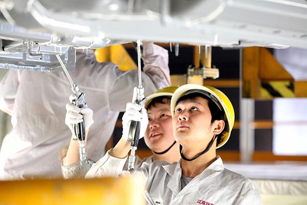 Workers at the production line of Anhui Jianghuai Automobile Co Ltd in Hefei, capital of Anhui province. (LIU QINLI/FOR CHINA DAILY)