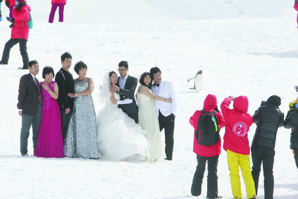 Tourists take wedding pictures during a trip to Antarctica. Luxury travel packages are popular with rich Chinese, and a report says Antarctica, the Maldives, Australia, Dubai and France are top luxury destinations.(Photo provided to China Daily)