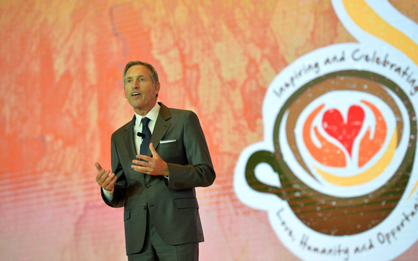 Howard Schultz, chairman, president and CEO of the US-based global coffee chain Starbucks Corp, speaking at a local dealership meeting in Chengdu, Sichuan province on Jan 12. (Photo/China Daily)