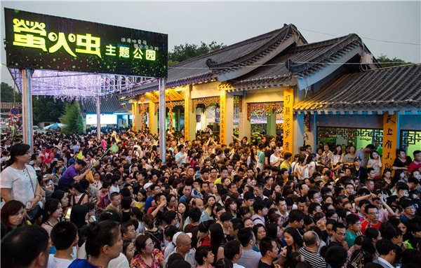 Visitors throng the Firefly theme park in Wuhan, Hubei province. Both the park and the properties in its vicinity are expected to benefit from the expected surge in spending in the area.(Photo provided to CHINA DAILY)