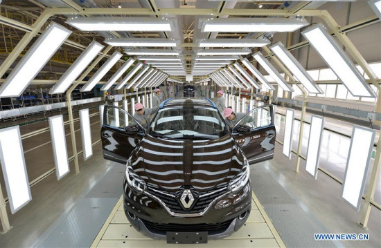 Workers are busy on a production line at Dongfeng-Renault plant in Wuhan, China's auto hub in the central province of Hubei, Feb. 1, 2016. French automaker Renault opened its first factory in China on Monday, in a joint venture with Dongfeng Motor Corp. that has an initial production capacity of 150,000 cars per year. (Photo: Xinhua/Wang He)