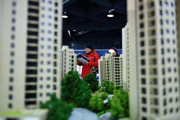 Homebuyers at a real estate promotion event in Hangzhou, capital of Zhejiang province. (Long Wei/China Daily)