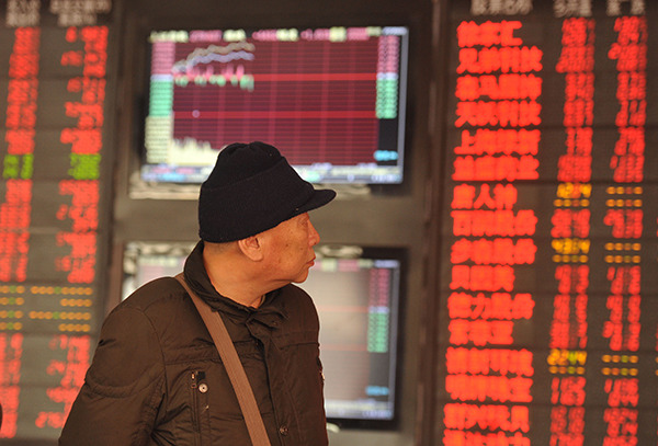 An investor checks stock prices at a securities brokerage in Fuyang, Anhui province, Feb 4, 2016.(Qi Wen/China Daily)