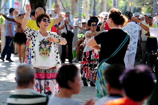 People from all over the country enjoy their retirement in Hainan, turning the island into one of the country's most popular destinations for second home buyers. (SHA XIAOFENG/XINHUA)