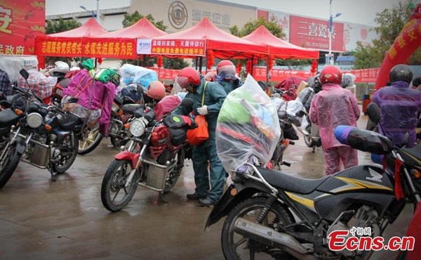 Migrant workers prepare to ride motorcycles back to their hometowns for the Spring Festival in Wuzhou City, Southwest Chinas Guangxi Zhuang Autonomous Region, Jan. 26, 2016. (Photo/Ecns.cn)