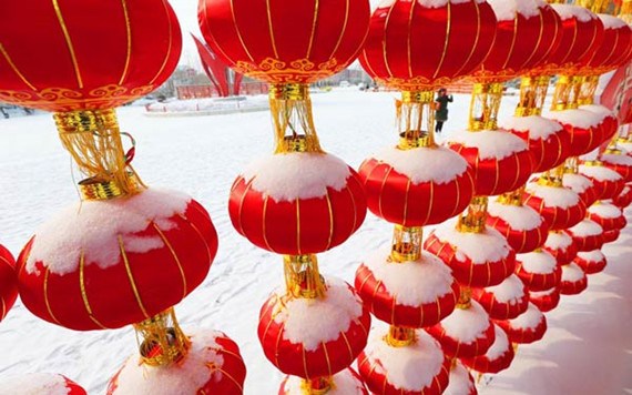 Red lanterns are covered with snow in Raohe county of Shuangyashan city, Northeast China's Heilongjiang province, Feb 9, 2016. (Photo/Xinhua)