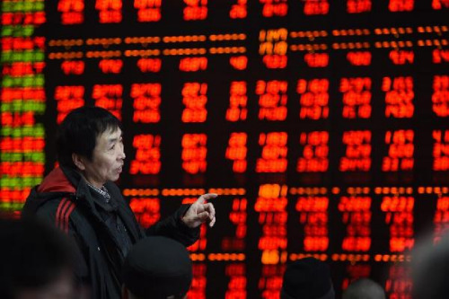 n investor is seen in front of an electronic stock indicator of a securities firm in Shenyang, capital of northeast China's Liaoning Province, Feb. 16, 2016. (Photo: Xinhua/Pan Yulong)