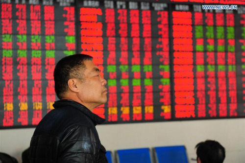 An investor is seen at a securities company in Fuyang, east China's Anhui Province, Feb. 17, 2016. Chinese shares continued to gain on Wednesday and rose to their highest point in three weeks. (Photo: Xinhua/Wang Biao)
