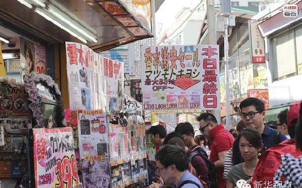 Chinese tourists are seen shopping in Japan. (Photo/Xinhua)