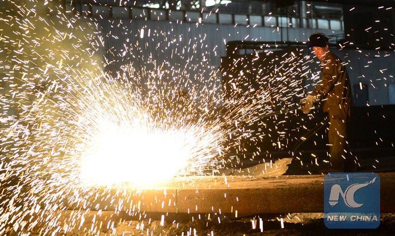 A factory worker is making steel. (Xinhua file photo)