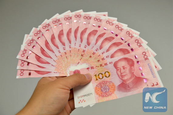Photo taken on Nov. 12, 2015 shows newly-released 100-yuan bank notes in Beijing, capital of China. (Xinhua/Li Xin)
