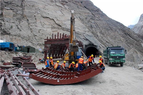 China Communications Construction Company Ltd workers prepare tunnel-supporting steel frame at a construction site along the Karakoram Highway in Pakistan. (Photo/China Daily)