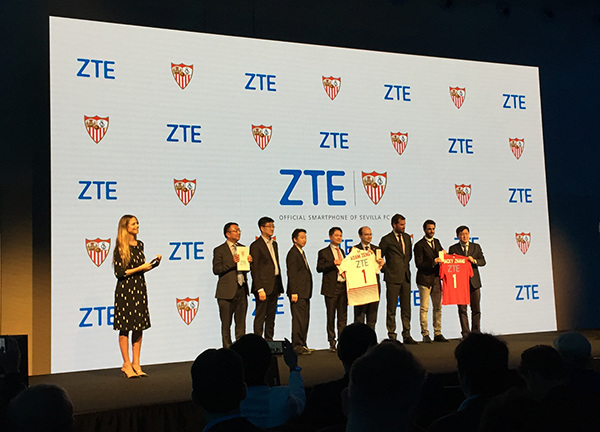 ZTE Mobile Devices and Sevilla Football Club exchange gifts after signing of a sponsorship deal in Barcelona, Spain, on Feb 21, 2016. (Liu Zheng/chinadaily.com.cn)