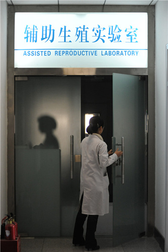 A medical worker enters an assisted reproductive lab of a sperm bank in Taiyuan, Shanxi province. (Photo/China Daily)