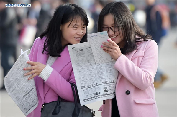 Job seekers attend a job fair in Hefei, capital of East China's Anhui province, Feb 20, 2016. The job fair offered nearly 10,000 jobs by some 800 enterprises.(Photo/Xinhua)