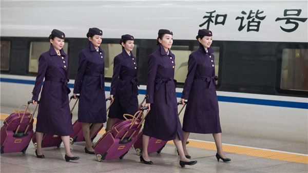 Train attendants prepare to board at Nanjing Station, East China's Jiangsu province, Nov 10, 2015.(Photo/Xinhua)