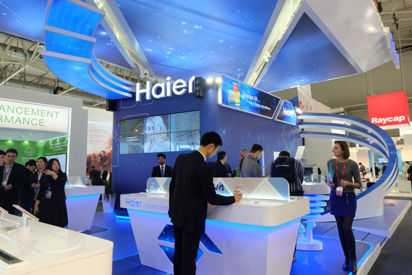 The Haier Watch, which goes on sale in the second half of 2016, can be connected to the Haier smartphone so users can remote control their phones. A view of Haier's stand at the Mobile World Congress. (Cecily Liu/chinadaily.com.cn)