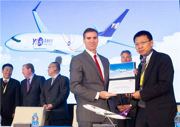 Li Hongxiang, YTO Airlines' president and CEO (right) shows the purchase contract in Shanghai on February 24, 2016. (Photo/Gao Eqiang)