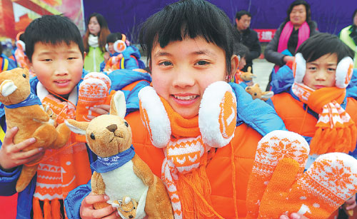 Underprivileged children receive winter clothing at an event sponsored by local enterprises in Fuyang, Anhui province, on Jan 10. (Photo: China Daily/Wang Biao)