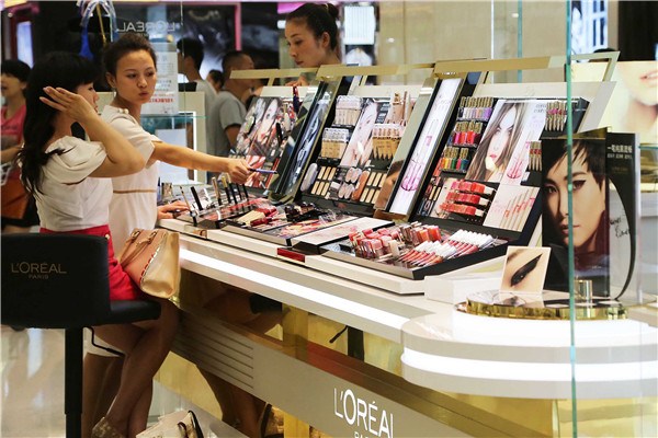 The counter for L'Oreal products at a department store in Xuchang, Henan province. GENG GUOQING/CHINA DAILY