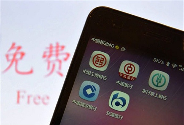 Applications of Chinas five biggest banks are seen on a smartphone in Hangzhou, Zhejiang Province. The five banks yesterday said fees would be waived for money transfers via mobile banking.(Photo/Xinhua)
