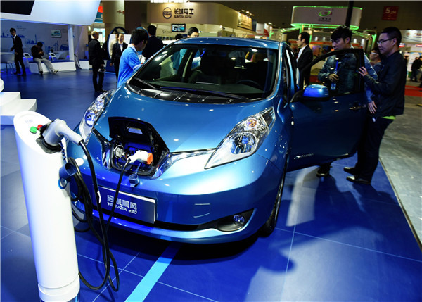 Visitors check out a new energy vehicle at an exhibition in Shanghai in November. The State Council recently released new guidance aimed at encouraging the development of the new energy vehicle industry. LONG WEI/CHINA DAILY