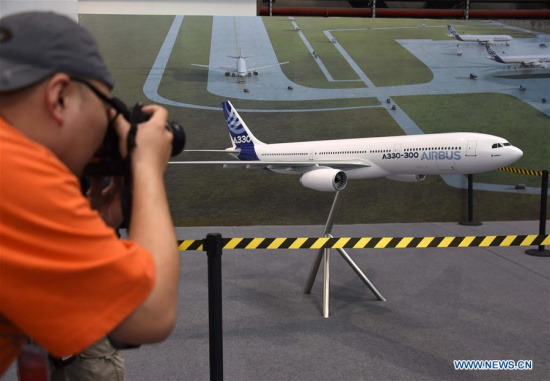  A man takes pictures of an A330 aircraft model at the ground breaking ceremony for Airbus Tianjin A330 completion and delivery center in the Tianjin Airport Economic Area of north China's Tianjin Municipality, March 2, 2016. (photo/Xinhua)