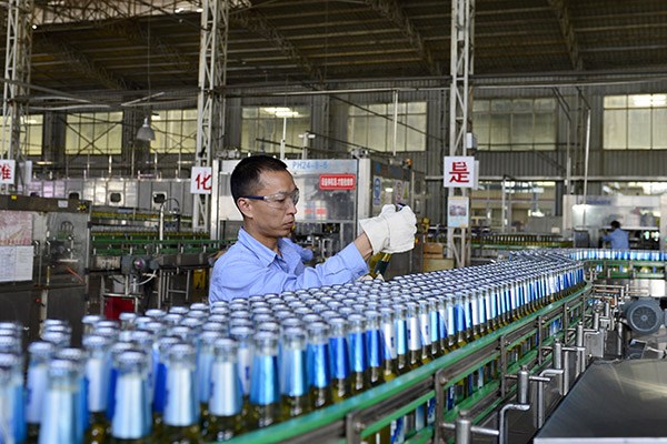A bottling plant of Snow Breweries, a joint venture between China Resources Beer Holdings Co and the British SABMiller Plc. (Photo provided to China Daily)
