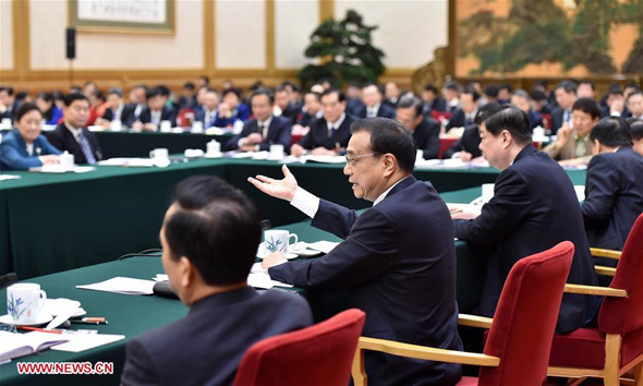 Chinese Premier Li Keqiang joins a group deliberation of deputies from Shandong Province to the annual session of the National People's Congress in Beijing, capital of China, March 6, 2016. (Photo: Xinhua/Gao Jie)
