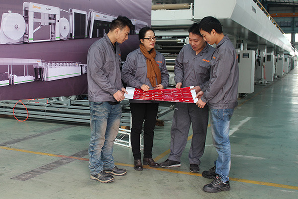 Zhang Xiaoling (second from left), vice-chairwoman of Sotech Smarter Equipment Co Ltd, works with her employees on the frontline of innovation, leading the R&D team to produce China's first self-designed printing-and-packing machines. (Photo provided to China Daily)