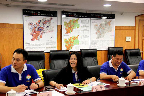 Li Hua (center) launched Zhenhaipifa.com in 2014. The website gives users an online tour of nearly 500 wholesale markets in 38 cities across China. (Photo provided to China Daily)