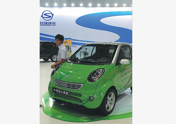 Shijiazhuang Shuanghuan Automobile Co displays its pure electric car at an exhibition in 2010. The Ministry of Industry and Information Technology recently stripped 13 passenger vehicle makers, including Shuanghuan Auto, of their production qualifications in an aim to overhaul the auto industry. (Photo/China Daily)