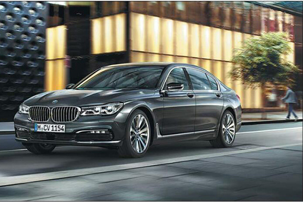 BMW launches its 730Li limousine in China last week at a retail price of 898,000 yuan to 1,028,000 yuan. (Photo provided to China Daily)