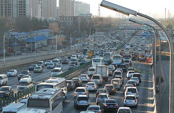 The Fourth Ring Road in Beijing in a morning rush hour. (Zhuo Ensen/For China Daily)