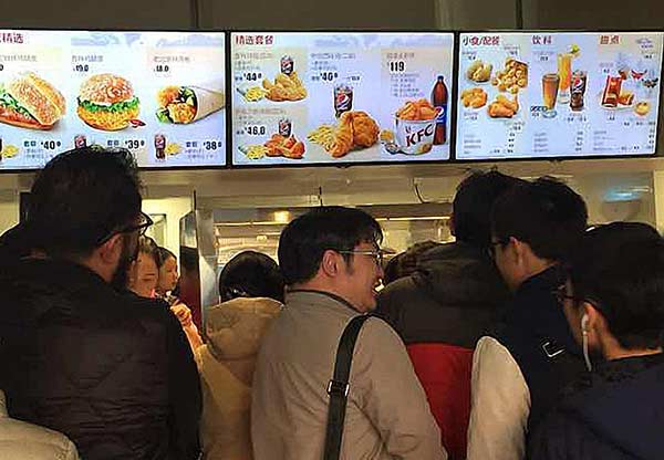 Locals form long lines in the new KFC restaurant in Lhasa, Tibet autonomous region, on Wednesday, its second day of business.(PALDEN NYIMA/CHINA DAILY)