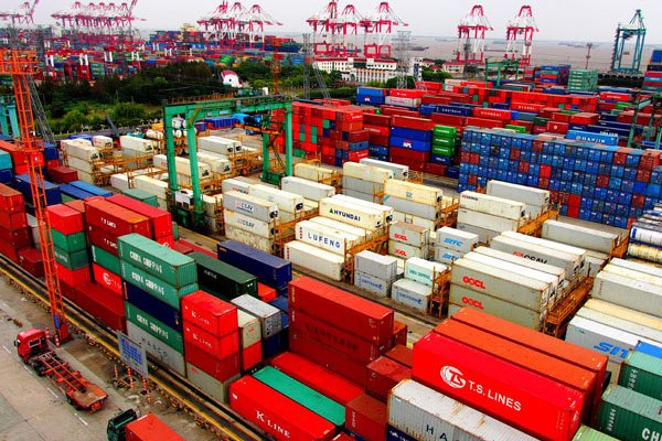 Containers pile up at Waigaoqiao Port in the Shanghai Free Trade Zone. (Photo/Xinhua)
