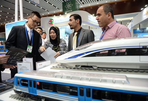 Exhibitors from Jordan learn about high-speed railway products manufactured in China during the China-Arab States Expo held in Yinchuan, Ningxia Hui autonomous region, in September. (Photo: Xinhua/Wang Peng)